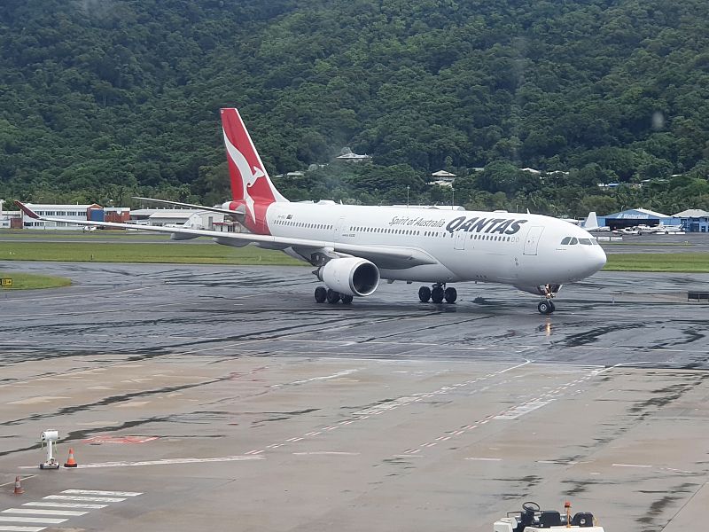 qantas a330 business class cairns to sydney